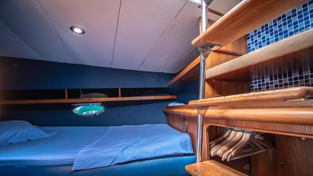 马拉加The boathouse的船上的双层床,带木架