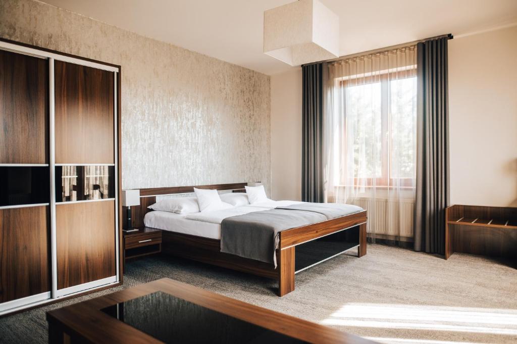 顺佩尔克优雅酒店的酒店客房设有床和窗户。