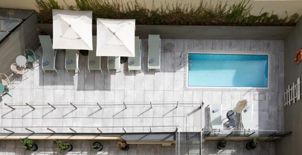巴塞罗那加泰罗尼亚对角线中心酒店的享有带游泳池的大楼的顶部景致