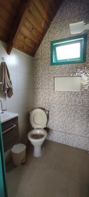 帕萨夸特鲁Chácara do sossego的一间带卫生间、水槽和窗户的浴室