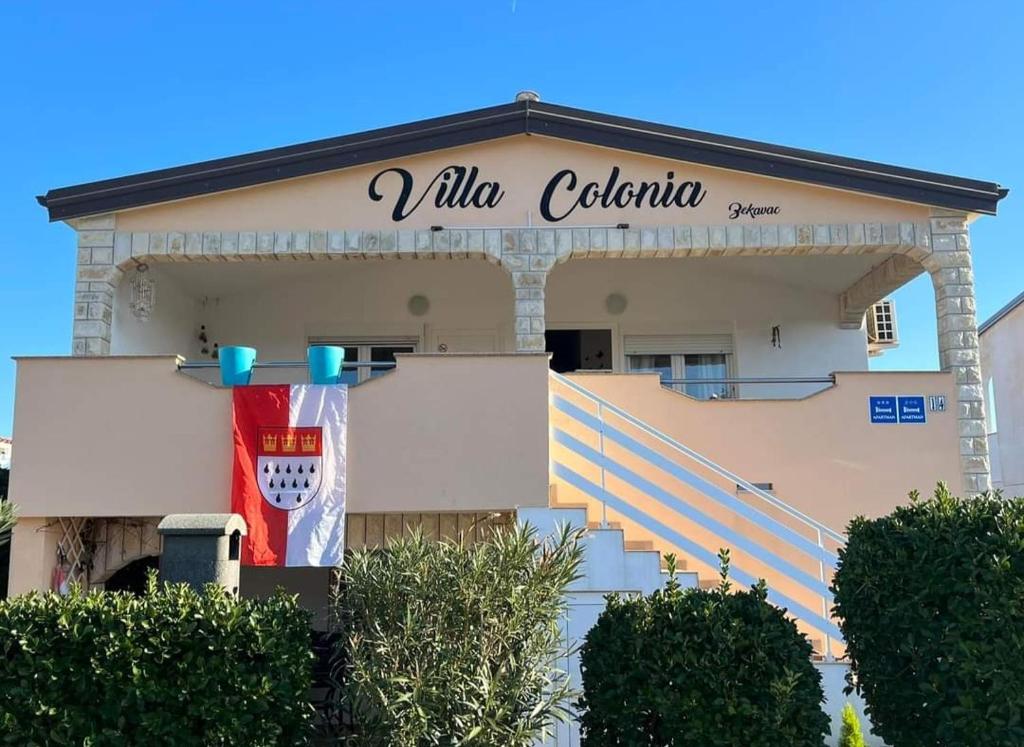 维尔Villa Colonia Vir的一座带有读别墅日历标志的建筑