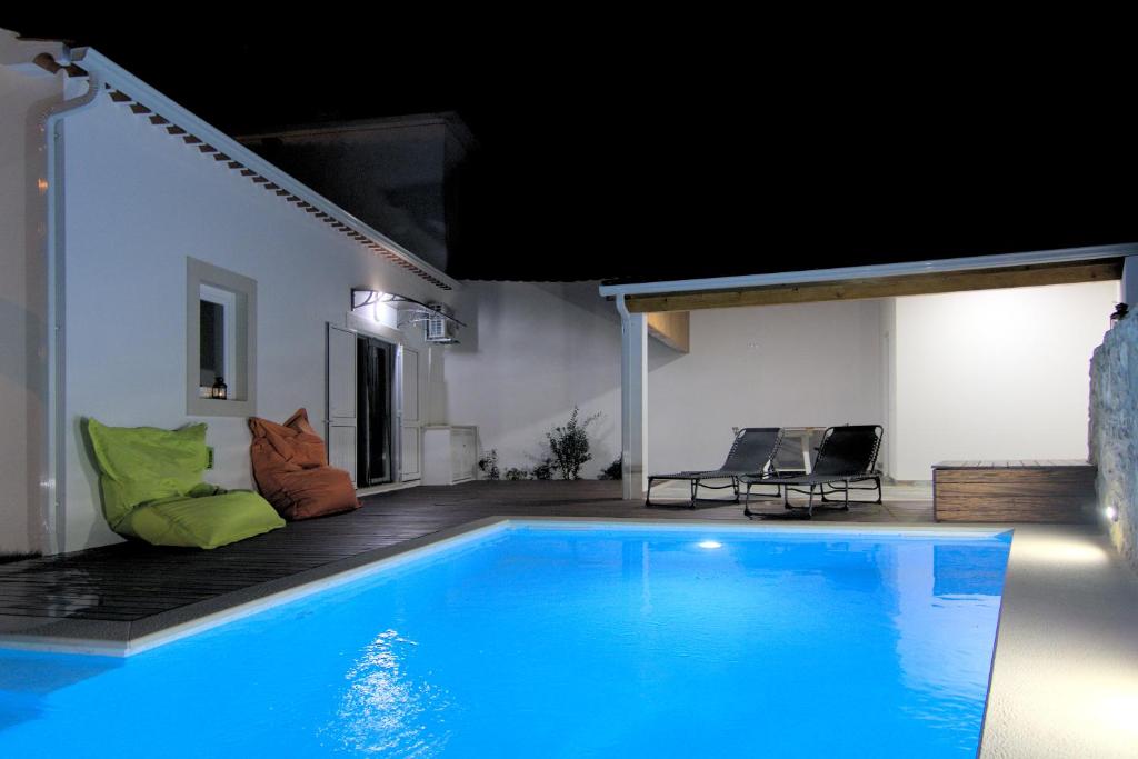 法蒂玛Solar das Estrelas的房屋中间的游泳池