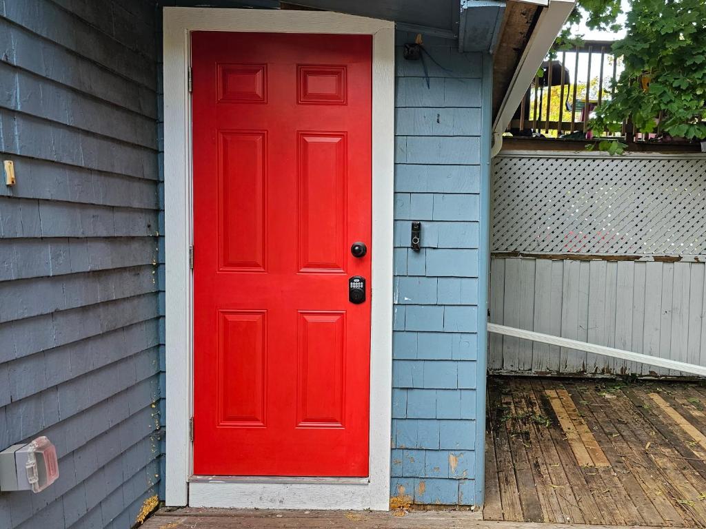 哈利法克斯Serenity Getaway的房子边的红色门