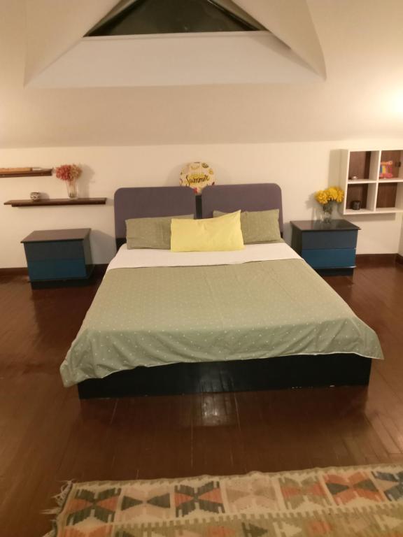 马纳夫加特Paradise Manavgat的一间卧室配有一张大床和两张桌子