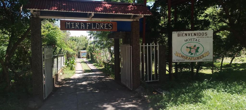Santo DomingoHostal Miraflores B&B的公园的大门,有标志和栅栏