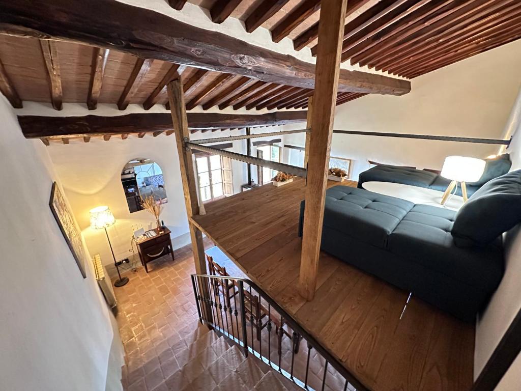 萨尔泰阿诺Casa Mae的客厅配有沙发和一张位于房间的床