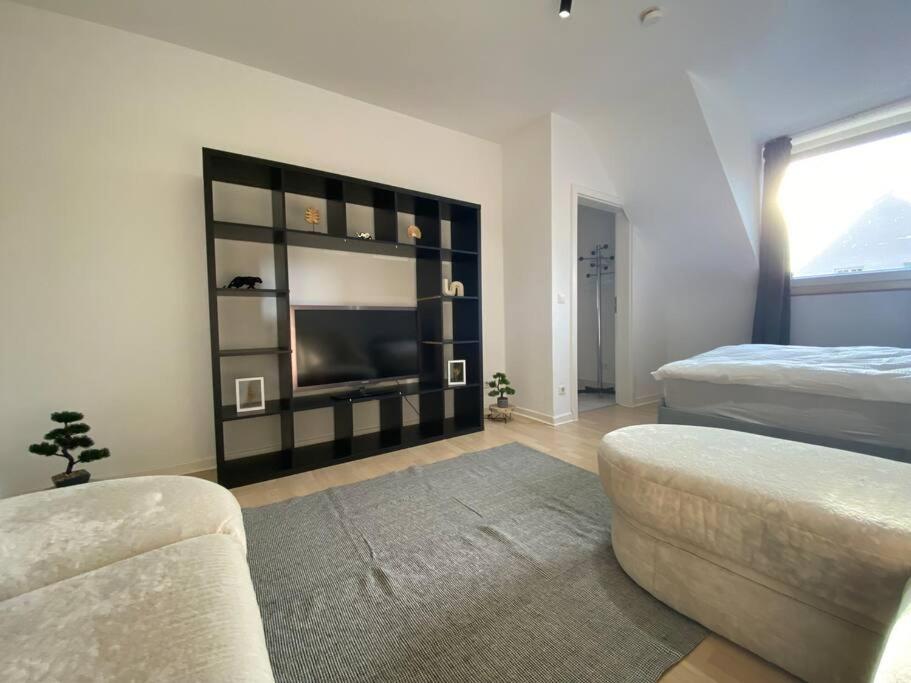 科隆Ruhiges DG - 6 P. - urban - ÖPNV的客厅配有电视、床和沙发