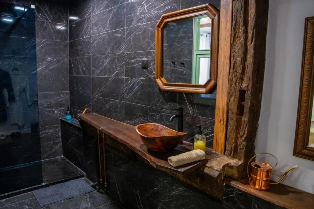 RichtolsheimChambre indépendante n1 - Bretzel et Bergamote的浴室配有盥洗盆和带镜子的淋浴