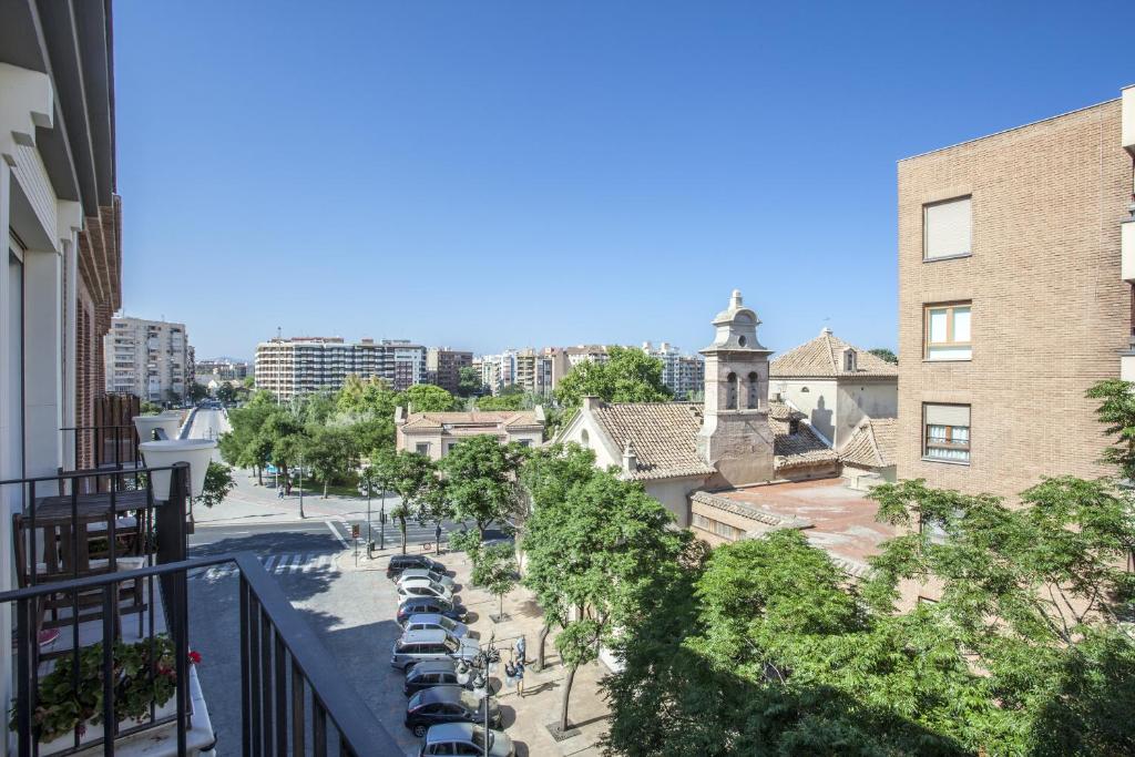 瓦伦西亚霍尔达纳单身公寓的从大楼的阳台上可欣赏到街道景色