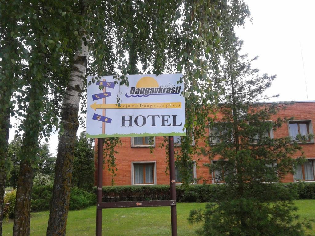 叶卡布皮尔斯达嘎克拉斯迪酒店的大楼前的酒店标志