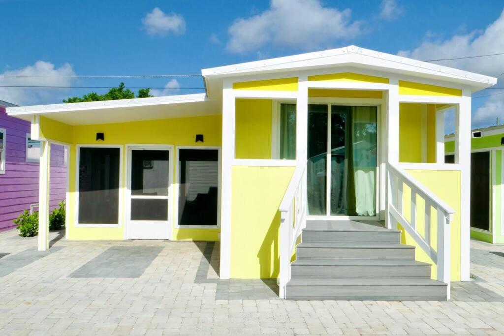 萨拉索塔Sunshine Tiny Home Pinecraft的黄色和白色的多彩房子