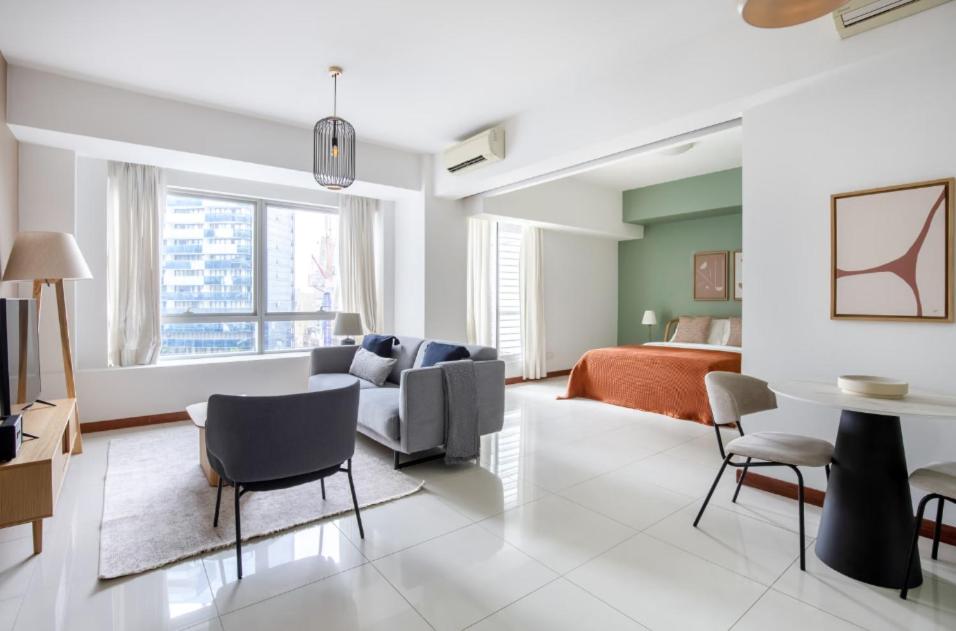新加坡Beautiful Studio apartment in Singapore!的客厅配有沙发、椅子和1张床