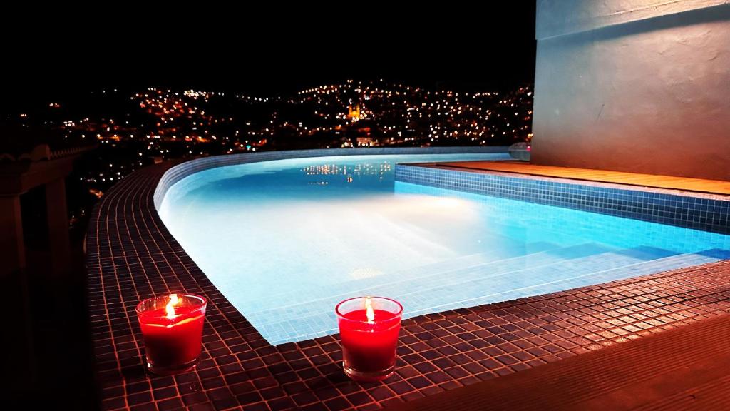丰沙尔Casa da Quinta的游泳池边的两根蜡烛