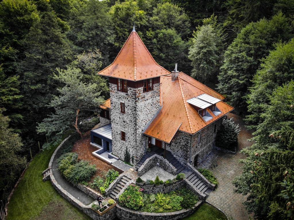Matrakeresztes马特雷克斯泰斯弾博罗姆沃尔基度假酒店的森林城堡的空中景观