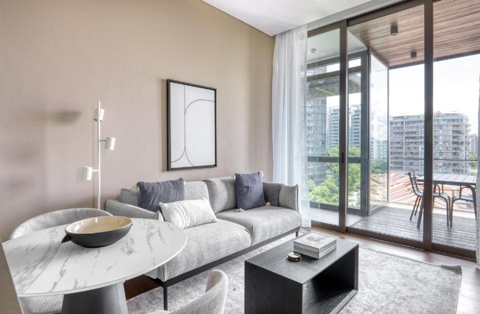 新加坡The Dapper Digs 2BR Apartment in Singapore的客厅配有沙发和桌子