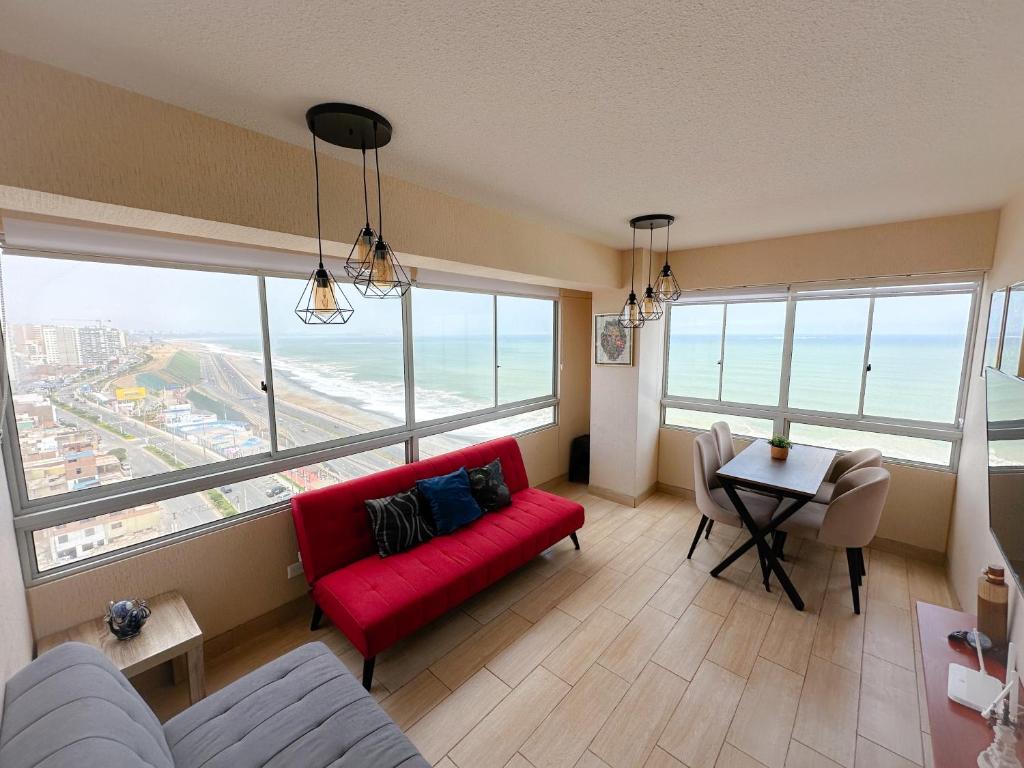 利马Nuevo apartamento con vista al mar a 15 min del aeropuerto的客厅配有红色的沙发和桌子