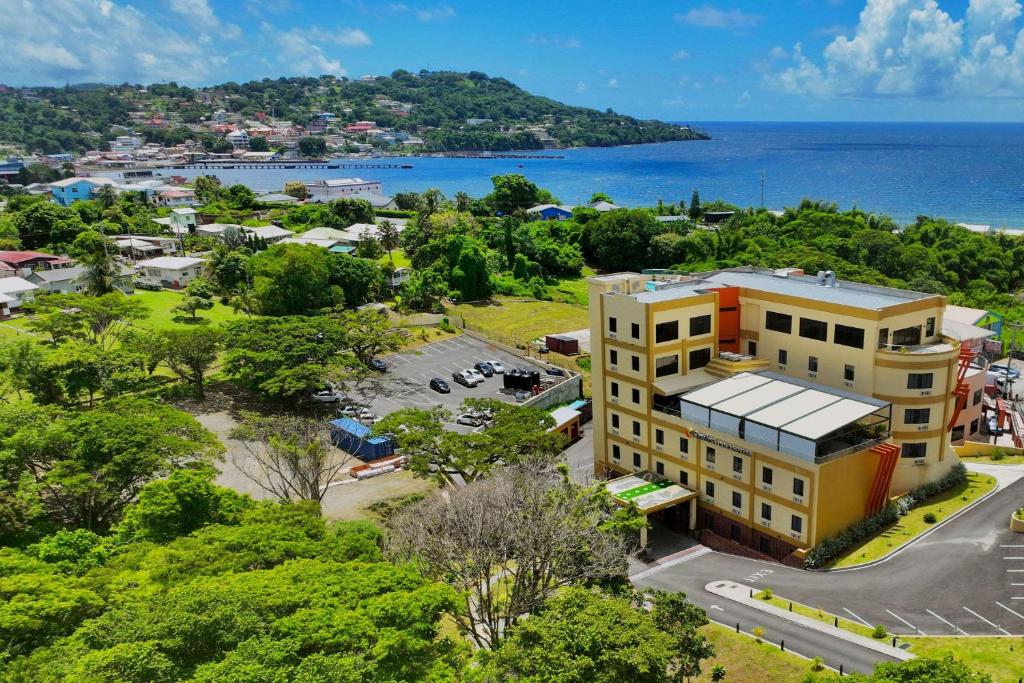 Tobago IslandComfort Inn & Suites Tobago的建筑的空中景观,背景是海洋