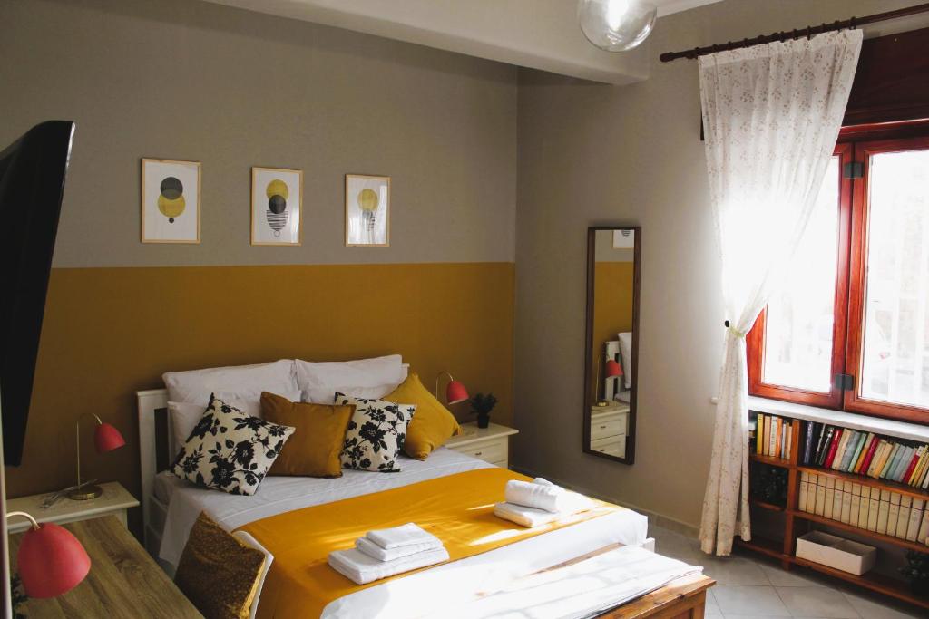 那不勒斯Vomero Parthenope Home的一间卧室配有一张带黄色床单和镜子的床