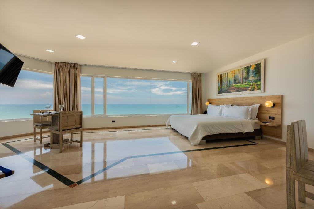 卡塔赫纳莱格特卡塔赫纳酒店的一间卧室设有一张床和一个大窗户