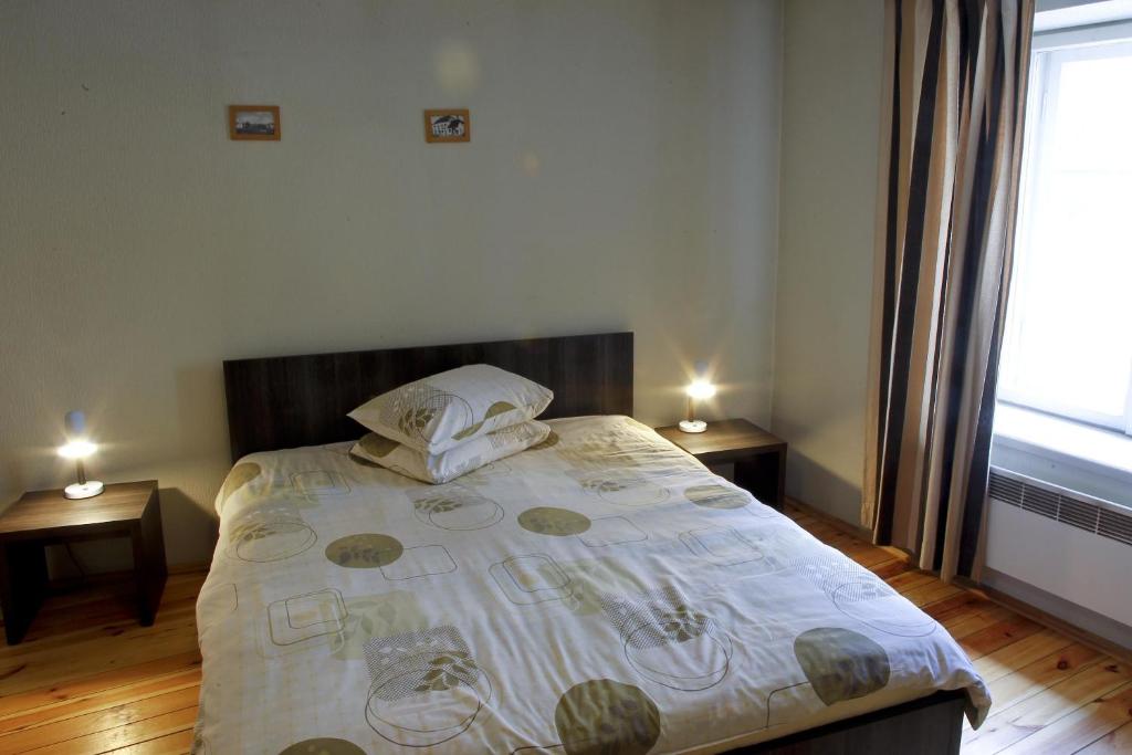 采西斯采斯纳明斯度假屋的一间卧室配有一张带两张桌子和一扇窗户的床。