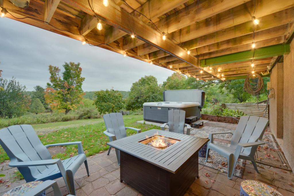 HermantownHermantown Home with Decks, Grill and Hot Tub!的一个带桌椅和烧烤架的庭院