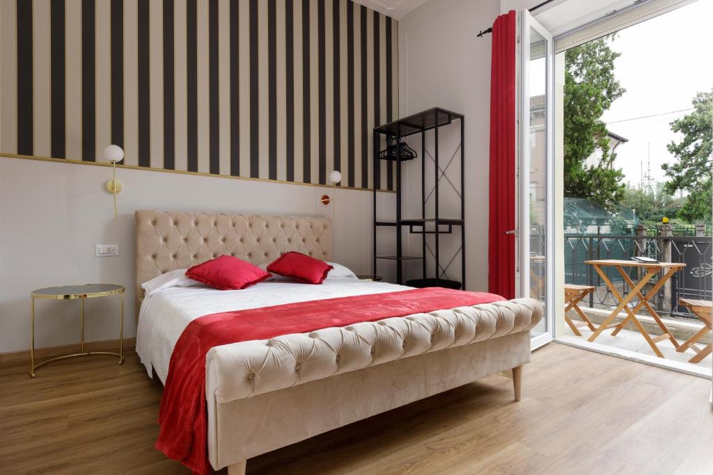 维罗纳Domus 44 Rooms的一间卧室配有一张带红色枕头的大床