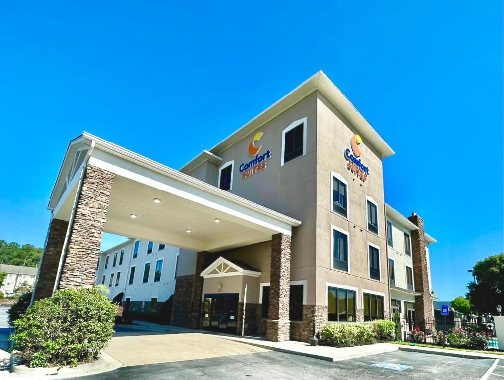 奥古斯塔Comfort Suites Augusta Riverwatch的酒店前方的 ⁇ 染