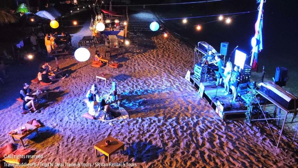 奥隆阿波Samba Bluewater Resort的海滩上舞台的上方景色