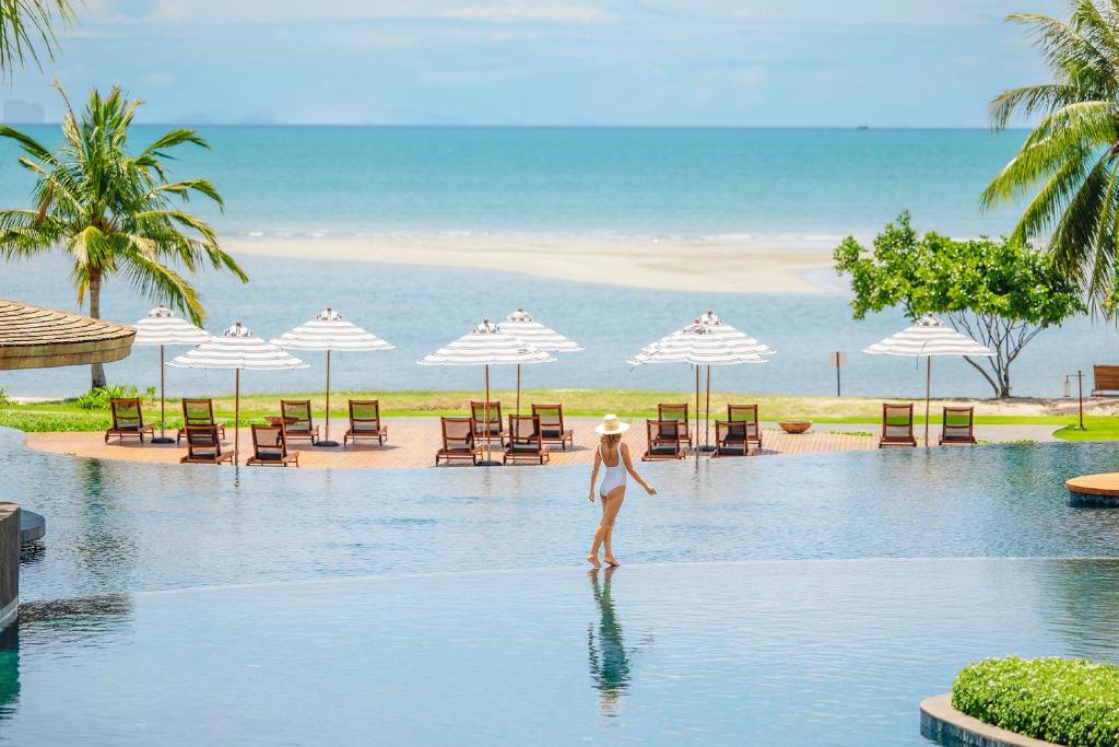 瑶亚岛Anantara Koh Yao Yai Resort & Villas的站在度假泳池水中的女人