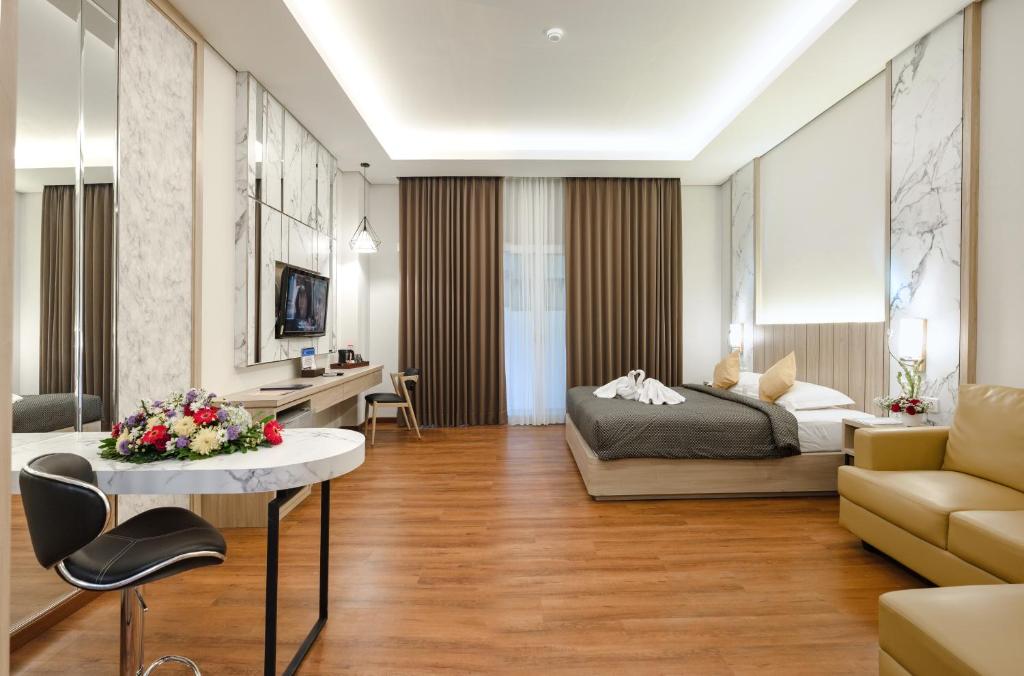 玛琅Aliante Malang的一间卧室设有一张床和一间客厅。