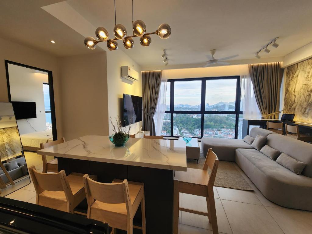 日落洞Urban Suites - Penang的客厅配有桌子和沙发