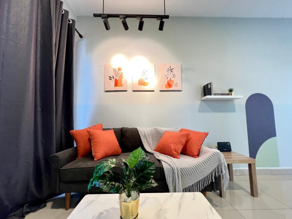 哥打巴鲁RiverView 8PAX 2BR in KBtown PS4, Netflix A-1-12的客厅配有带橙色枕头的沙发