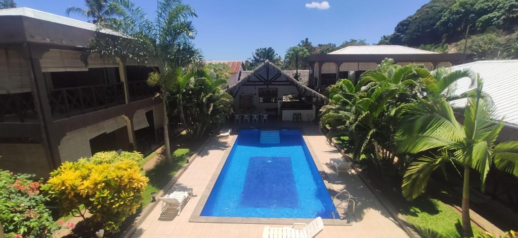贝岛Résidence Kambana的享有别墅内游泳池的顶部景致