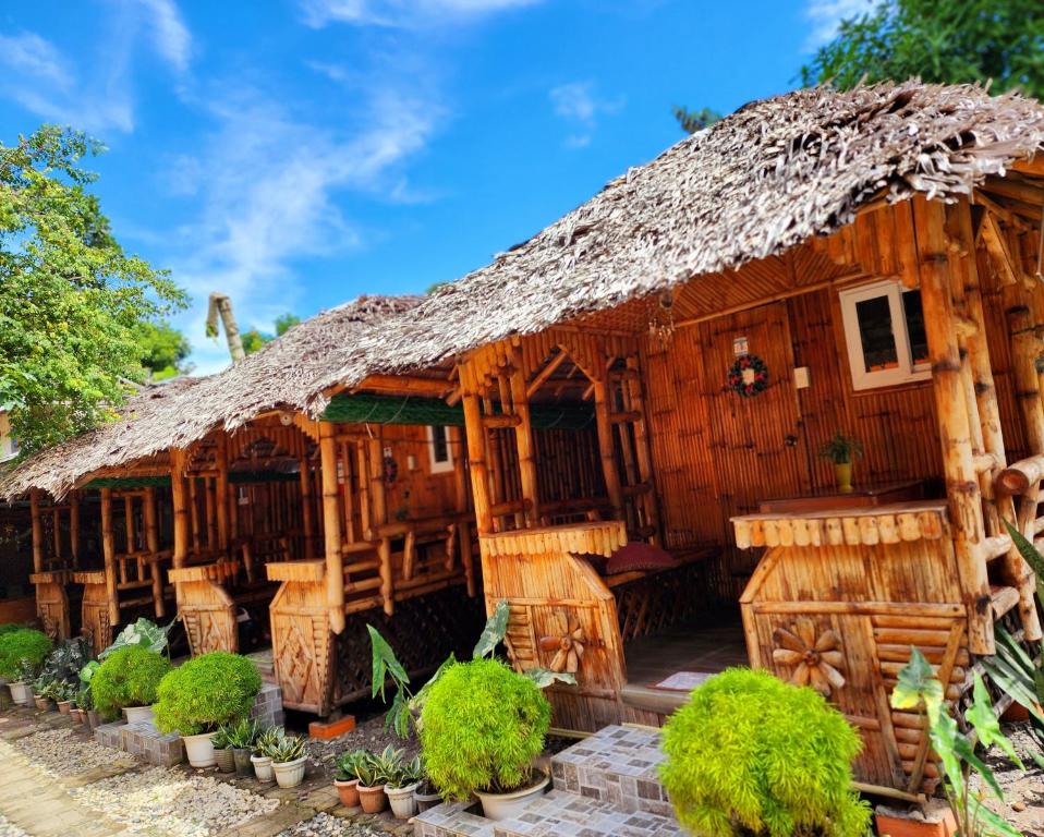 ItaytayUno Dus Tourist Inn的茅草屋顶的木屋