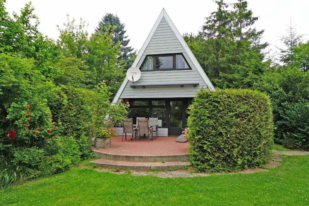 达普Zeltdachhaus _ grosses Grundstueck的一座带露台的三角形屋顶房子