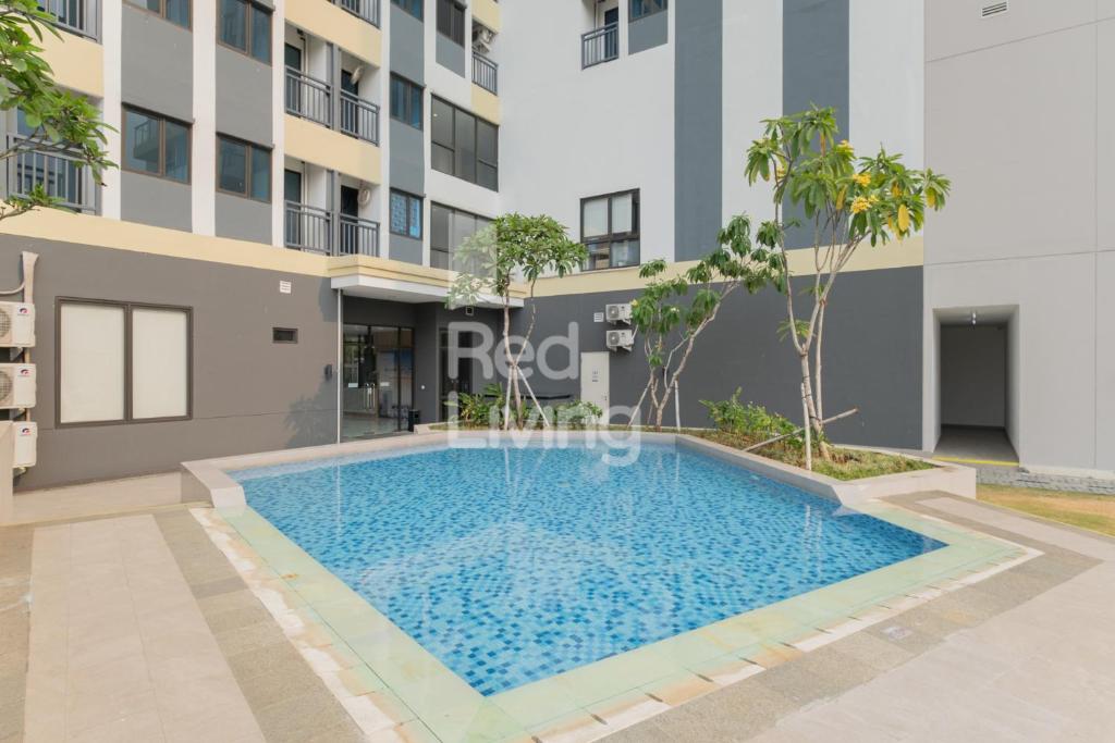 雅加达RedLiving Apartemen Jakarta Living Star - BoboRooms的大楼前的游泳池