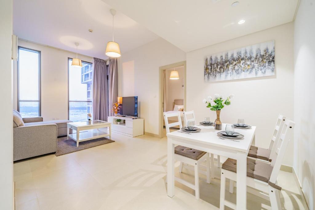 迪拜Dar Alsalam - Stunning Apartment in Afnan 2 With Balcony的客厅配有白色的桌子和椅子
