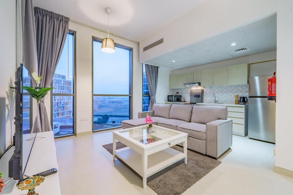 迪拜Dar Alsalam - Modern Apartment With Stunning Views in Dania 3的客厅配有沙发和桌子