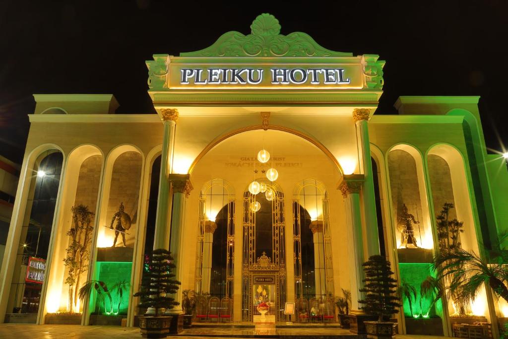 波来古市Pleiku Hotel by Gia Lai Tourist的一座大型建筑,晚上与酒店同住