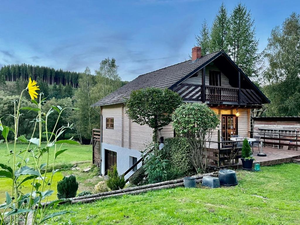 WinterspeltBlockhaus Ourtal的田野上的小房子,有院子