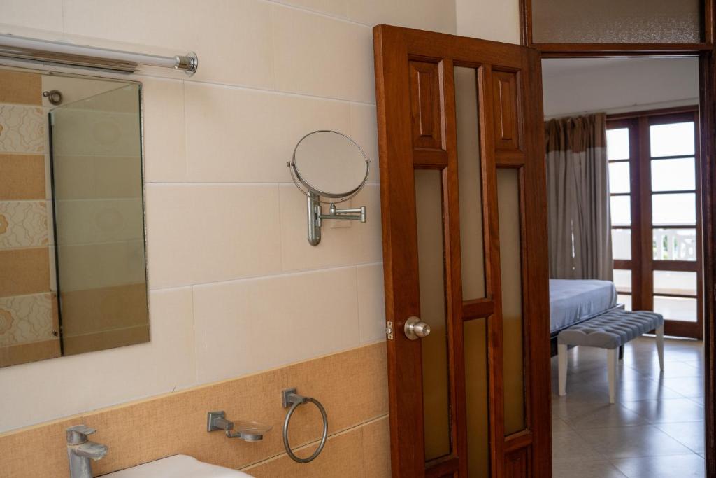 蒙巴萨SANDS AND ROCKS APARTMENT的一间带镜子和水槽的浴室