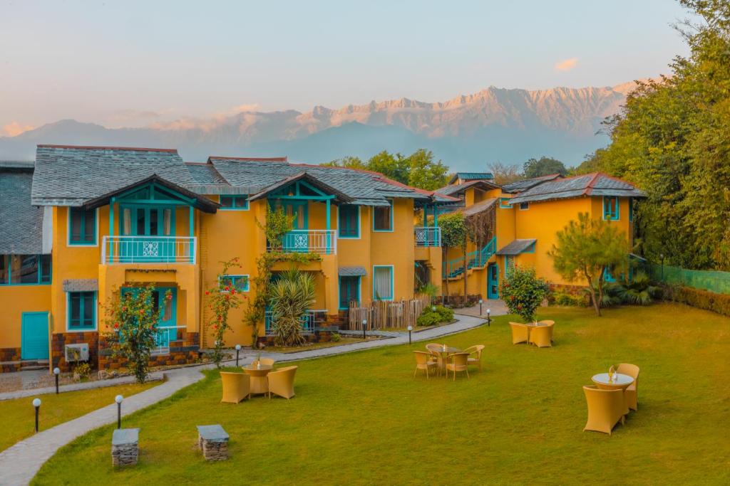 达兰萨拉Tree of Life Birdsong Chalets , Dharamshala的山地房子的背景