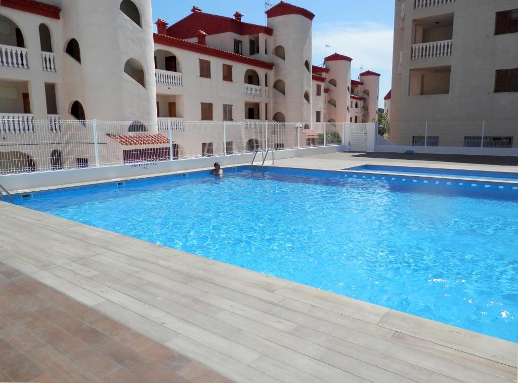 阿尔考斯布里哥斯达阿匝哈3000公寓的两栋建筑前的大型游泳池