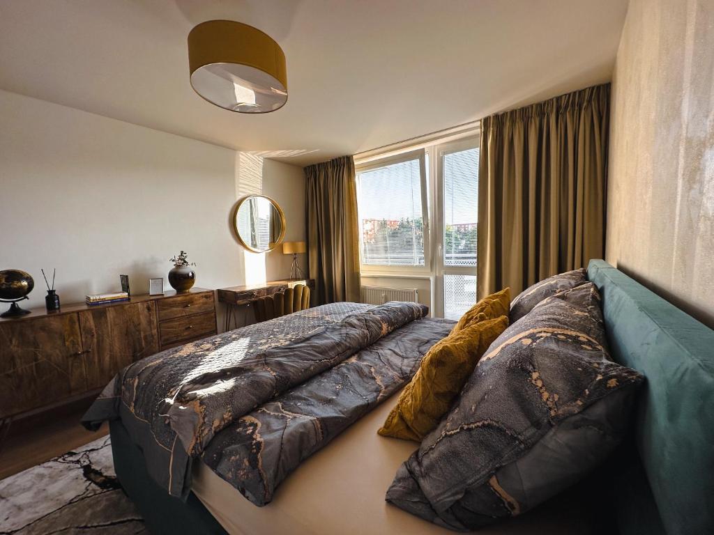 新扎姆基City Comfort Retreat的一间卧室设有一张大床和一个大窗户