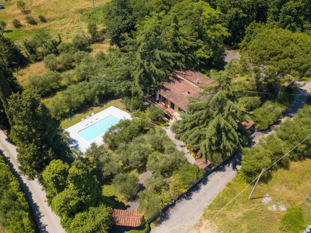 富切基奥Villino Stregatta by VacaVilla的享有带游泳池的房屋的空中景致