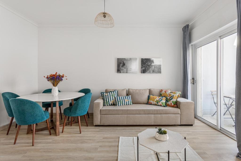 里斯本JOIVY Striking flat in Benfica的客厅配有沙发和桌子