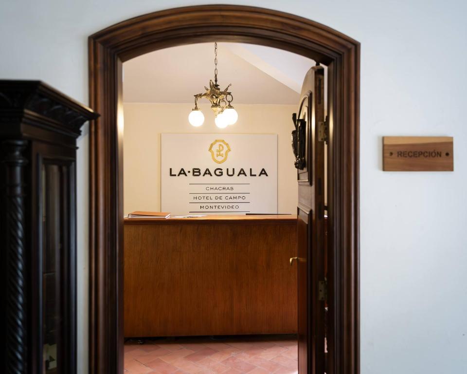 Pajas BlancasLa Baguala的墙上标牌的房间入口