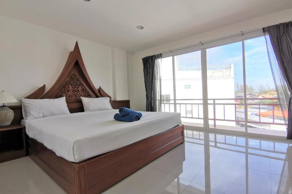 卡马拉海滩Sure Guesthouse的一间卧室设有一张大床和一个大窗户