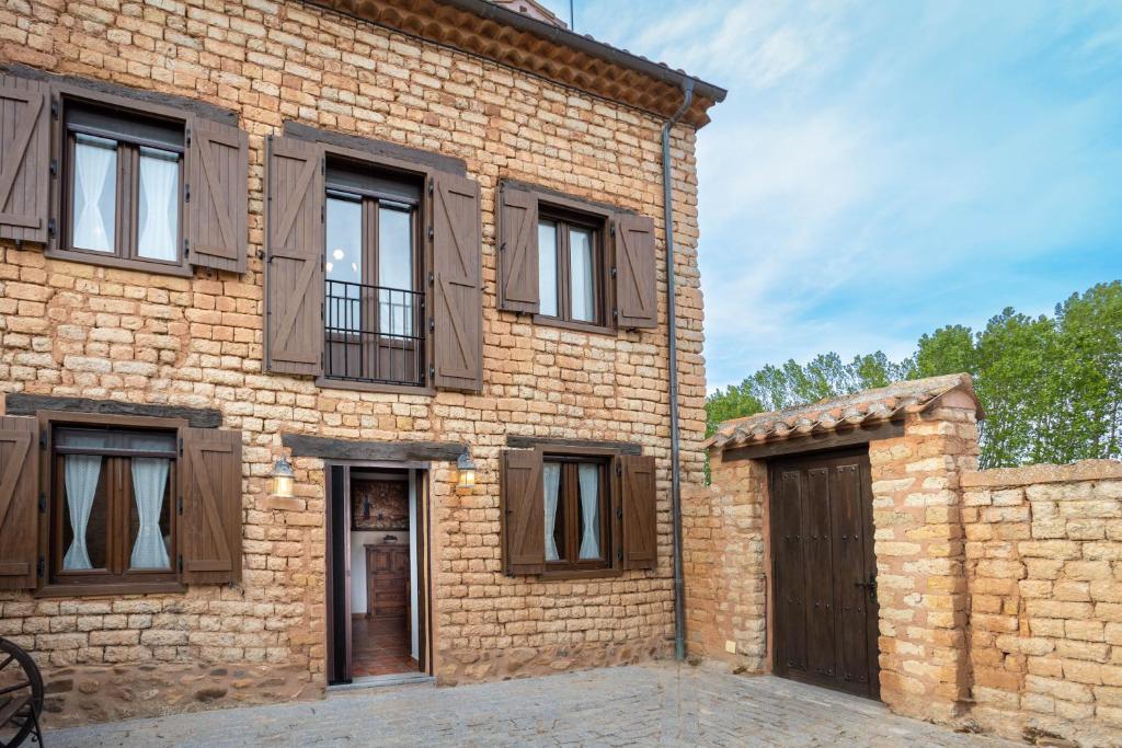 Santa InésCasa Rural Adolfo的砖砌建筑,设有木门和窗户