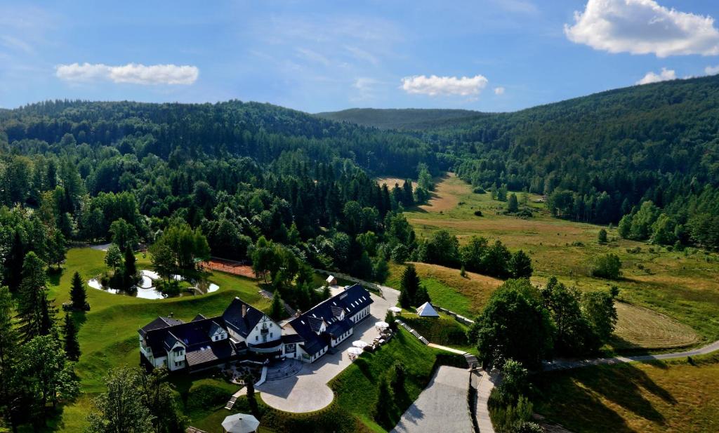波德古任邱妮科酒店的享有山景的房屋的空中景致